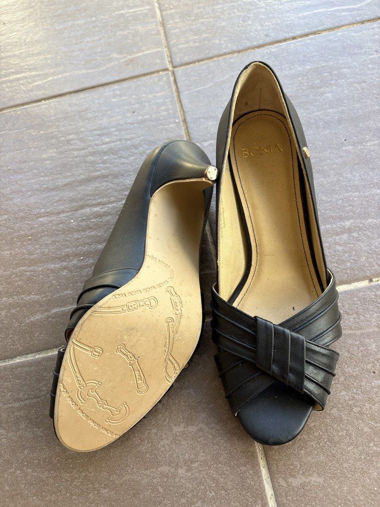 Shoe Bonia (Category: Shoe inserts) located in Kota Bharu. Submitted by wahabomar246 (Listing ID 1450637705, Image 2). Description: Kasut brand Bonia Size 36 Tinggi tapak 1 inches Condition masih elok.