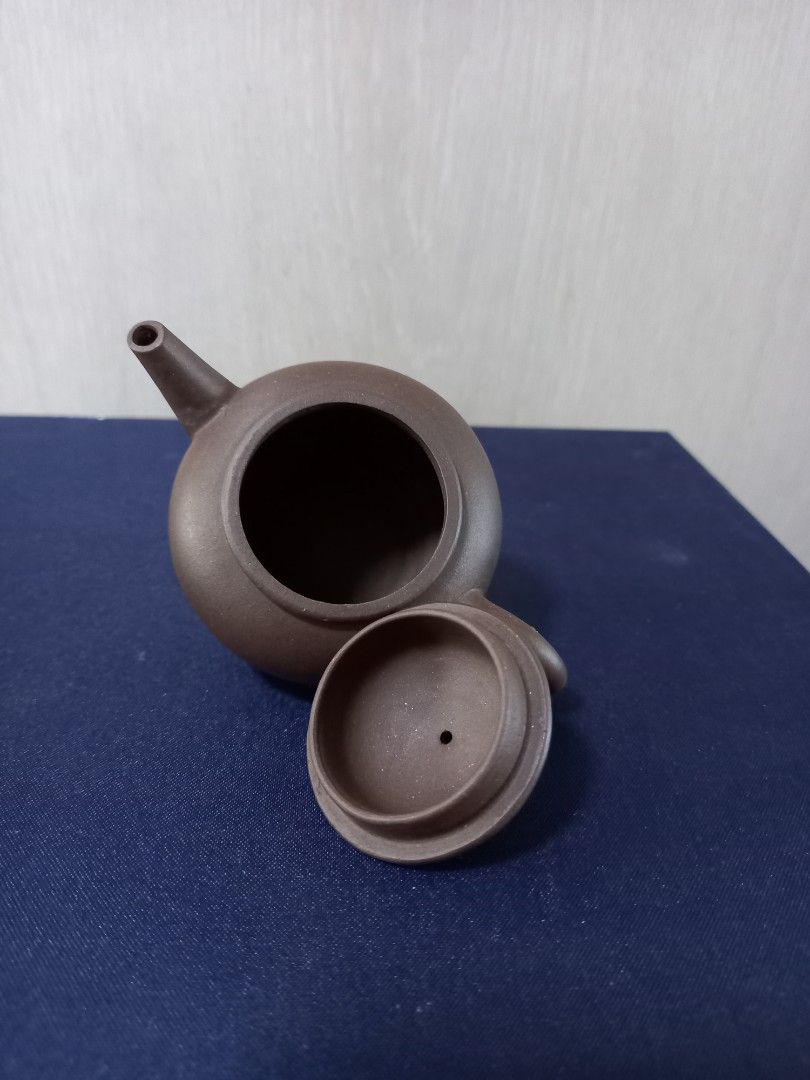 Small clay teapot513738904626810882