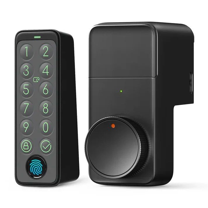 Switchbot pro （分類：門鎖、門、閘）位於 Hong Kong。 由 edwingga 提交（商品編號 1450697053，圖片 2）。簡介： 全新switch bot pro 門鎖、 7月15號購自電器幫， 因買後發現 道門唔岩用， 全新保護膜都未搣， 可提供單據 價錢可小議 。