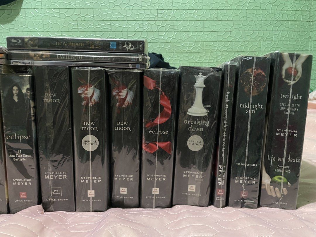 Twilight Saga Books by Stephenie Meyer (Category: Storybooks) located in Paranaque City. Submitted by perverts (Listing ID 1450580224, Image 2). Description: TWILIGHT SAGA COLLECTION SOLD AS A SET - TAKE ALL FOR 6,000 (MOST OF THE BOOKS ARE BROWNING) 16 BOOKS 3 MAGAZINES 3 DVDs METHOD OF PAYMENT - GCASH OR GOTYME METHOD OF DELIVERY - J&T/LALAMOVE (SHIPPING WILL BE SHOULDERED BY YOU) 📍PARAÑAQUE DM FOR MORE INQUIRIES BOOKS 1. TWILIGHT SAGA BOX SET