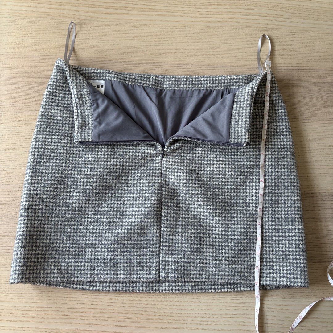 Uniqlo Wool Blend Mini Skirt - light grey houndstooth pattern (Category: Skirts) located in Makati City. Submitted by eggcloud (Listing ID 1450581294, Image 2). Description: 👋 pls read all before chat: - negotiable if buying more from my shop - Wool blend, warm, with 2 pockets and back zip. Lined. Tag inside show waist 70cm, hip 97cm. Perfect for casual or smart-casual looks. - no when worn pic, all pics posted already, pls scroll - purchased fr