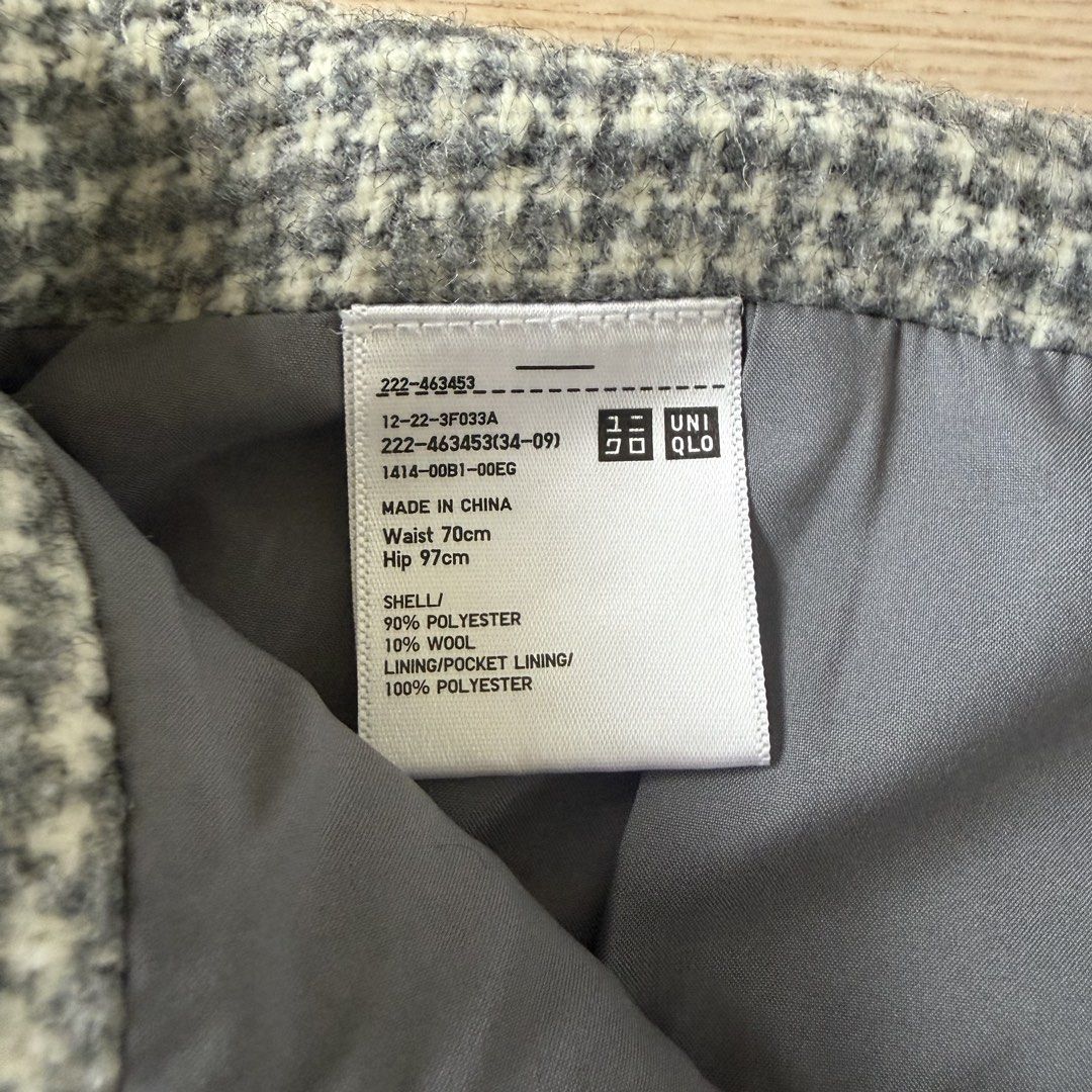 Uniqlo Wool Blend Mini Skirt - light grey houndstooth pattern (Category: Skirts) located in Makati City. Submitted by eggcloud (Listing ID 1450581294, Image 3). Description: 👋 pls read all before chat: - negotiable if buying more from my shop - Wool blend, warm, with 2 pockets and back zip. Lined. Tag inside show waist 70cm, hip 97cm. Perfect for casual or smart-casual looks. - no when worn pic, all pics posted already, pls scroll - purchased fr