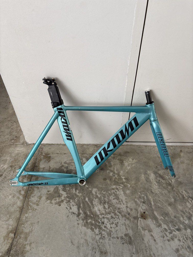 unknown singularity fs/frameset (Category: Bicycles) located in Singapore. Submitted by skibidimalesigma (Listing ID 1450569631, Image 1). Description: -selling below market alry, ur gain my loss -wts 450 size M -tyre rub on the bottom of fork but cant be seen from side and front view. put ur rim on cnt see edi -pls dont ask me if its oem, its auth, no stupid questions, do ur research URGENT!!! TAGS: fixie, frame, frameset, tsunami, lust, engine 