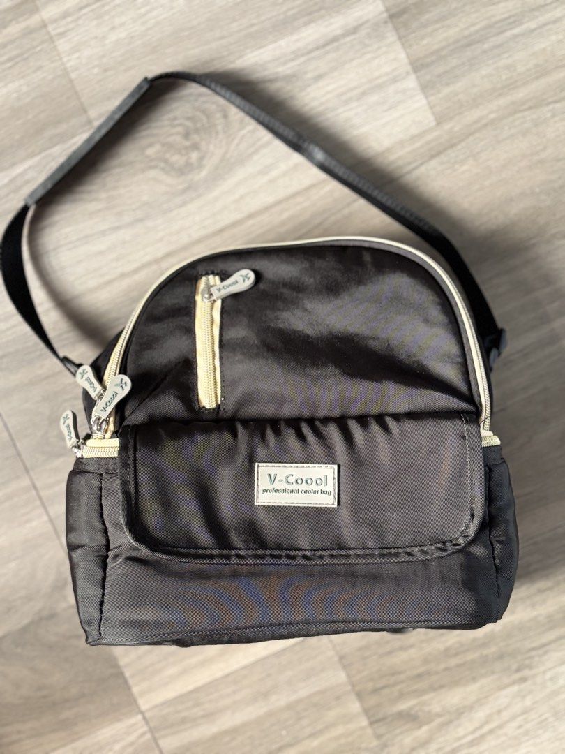 V-Cool Professional Cooler Bag (Category: Diaper Bags & Wetbags) located in Manila. Submitted by dreatantoy (Listing ID 1450581902, Image 2). Description: V-Cool Cooler Bag Never used RFS: Decluttering Location: Imus / Las Piñas .