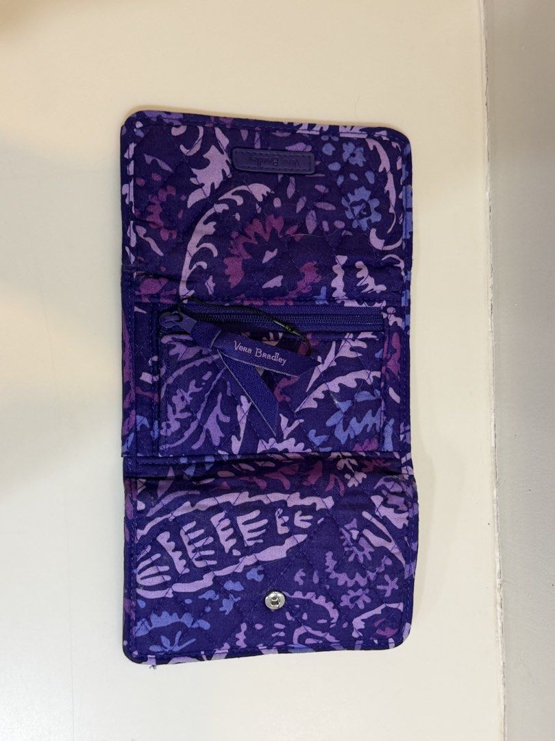 Vera Bradley Tri-Fold Wallet Purple Floral Pattern (Category: Wallets & Card holders) located in Quezon City. Submitted by ensaymandaa (Listing ID 1450621664, Image 3). Description: - Vera Bradley tri-fold wallet - Features a purple floral pattern - Multiple card slots and an ID window - Zippered coin pocket for loose change - Secure snap closure - Ideal for keeping your essentials organized.