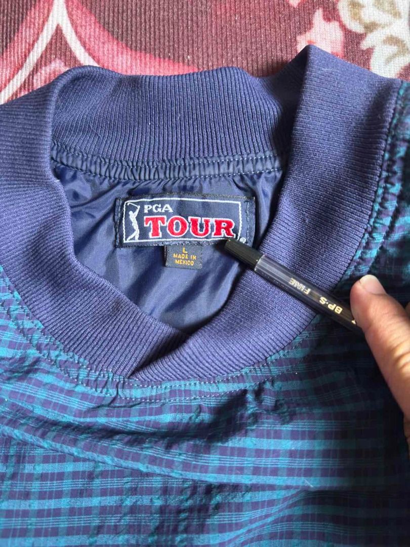 Vintage PGA TOUR SWEATER (Category: Coats, Jackets and Outerwear) located in Makati City. Submitted by thatisunique_thrift (Listing ID 1450663333, Image 2). Description: W: 25 L: 28 Price: 1000.