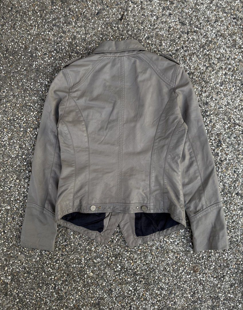 Vintage Siosi Carlos Ibanez Leather Jacket (Category: Coats, Jackets and Outerwear) located in Quezon City. Submitted by though.bare (Listing ID 1450573685, Image 2). Description: Fits on M up to L for Women In worn condition, tarnishing on the buttons. Width : 18.5" Length : 24" Sleeve : 24" Shoulder : 15" No when-worns. Listings not marked sold/reserved are available. These are preloved/used items, manage expectations. Visit my profile for more