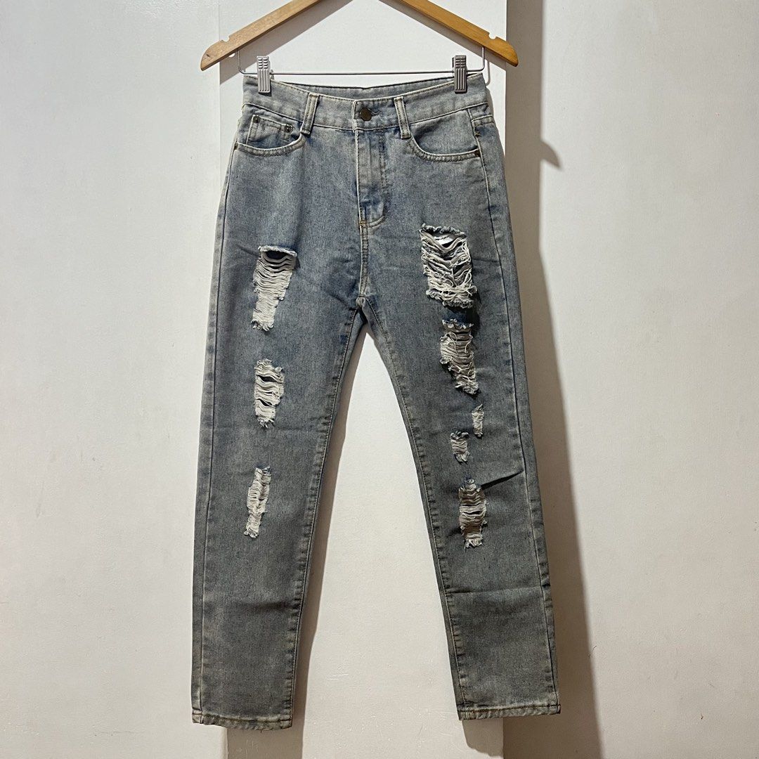 vintage washed ripped jeans (Category: Jeans) located in Navotas City. Submitted by elslimft (Listing ID 1450552167, Image 1). Description: size 24.