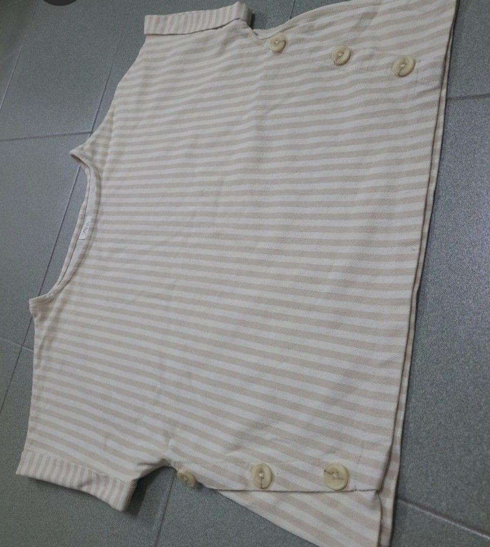 Zara - Crop Top (Category: Blouses) located in Kuala Lumpur. Submitted by asysof (Listing ID 1450660376, Image 3). Description: Size stated 13 to 14 years old. Can fit Petite size / XS. Postage is RM8.00.