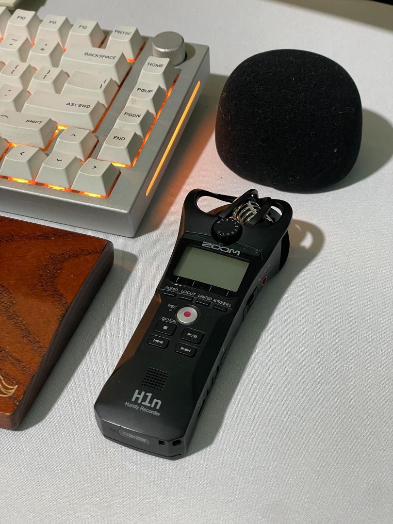 Zoom H1n Handy Recorder (Category: Microphones) located in Caloocan City. Submitted by fastforest_6335bf (Listing ID 1450581113, Image 1). Description: Zoom H1n portable stereo audio recorder. Unused and in excellent condition; no box. Ideal for voice recording, interviews, podcasts, and field audio..