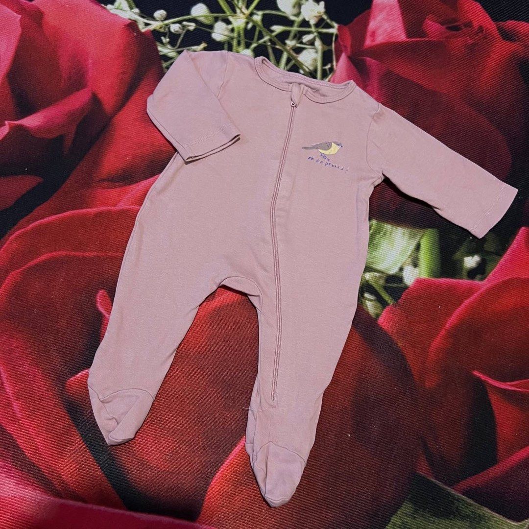 [0-1M] Juniors Sleepsuit (Category: Babies & Kids Fashion) located in Batu Caves. Submitted by allthatrack (Listing ID 1447162924, Image 1). Description: Cracked printing.