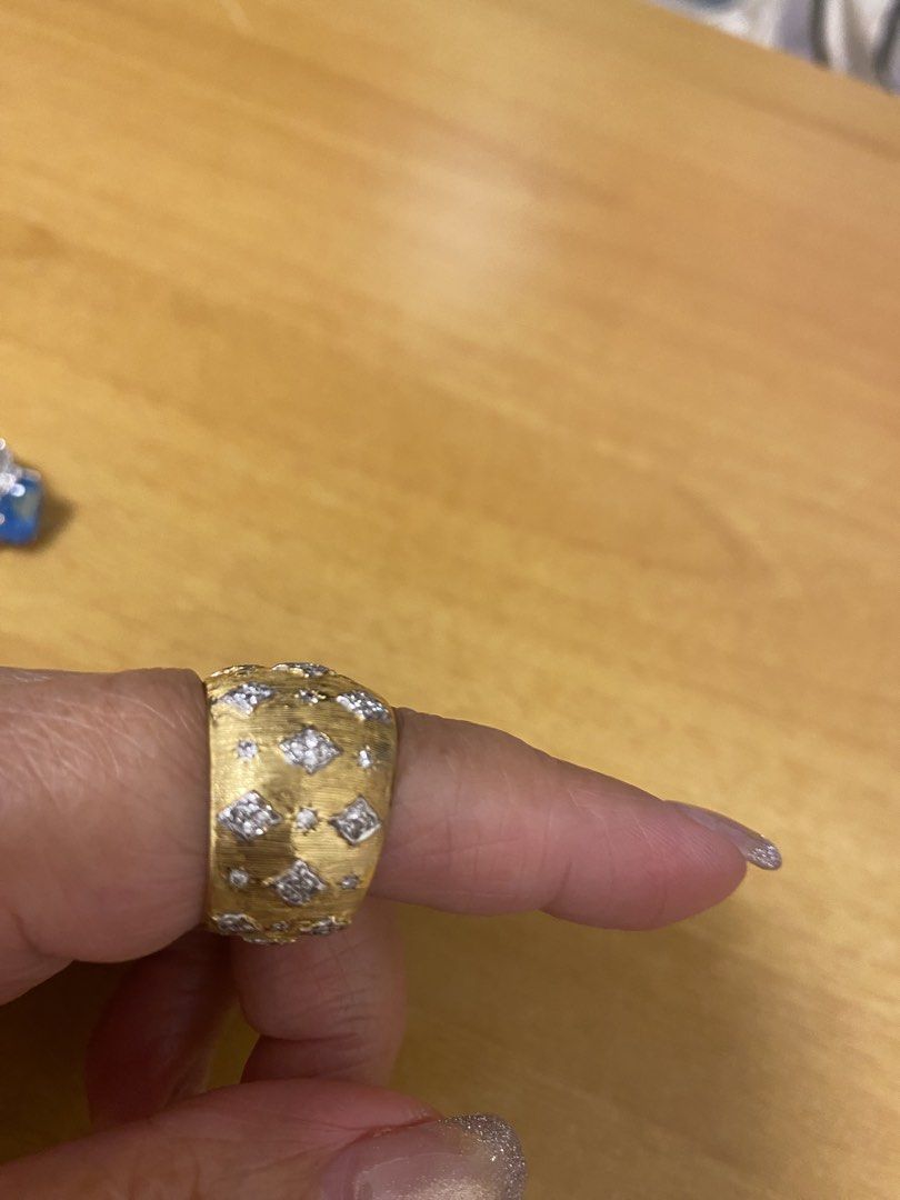 18k Diamond ring （分類：戒指）位於 Hong Kong。 由 6yzdyzwhkb66990 提交（商品編號 1447179868，圖片 1）。簡介： Hey there! ✨ Check out this stunning 18k gold diamond ring, perfect for adding a touch of luxury to your everyday look. It's got this really unique textured finish with sparkling diamonds scattered all over, giving it a really eye-catching design. It's a substantial piece, weighing in at 9.4g, so it feels really premium on the finger. Let me know if you have any 
