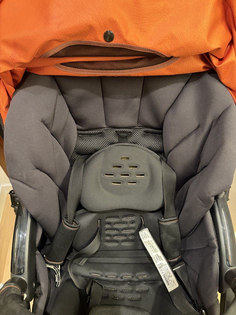 95%新 Combi Crossgo BB車嬰兒車 Baby stroller （分類：外出用品 - 嬰兒車）位於 Hong Kong。 由 bella_shaun 提交（商品編號 1447117627，圖片 3）。簡介： 購自Aeon 原價$4xxx 95%新 好少用 主要上車落車短程用 四輪轉向 高車身好避震 可調校至180度平瞓 車篷可完全遮擋太陽 BB出街瞓得好冧 適合初生至小朋友用。