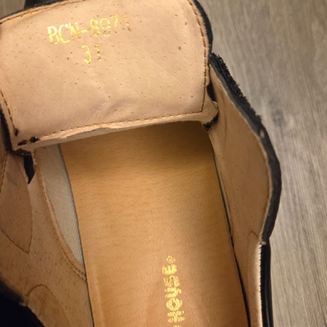 近乎新黑皮鞋 （分類：嬰兒及小童流行時尚）位於 Hong Kong。 由 nesteacool 提交（商品編號 1447191773，圖片 3）。簡介： No No House 返學黑皮鞋，Size 31，近乎全新，只穿過一次。金鐘/灣仔/銅鑼灣交收 ，或順豐到付。