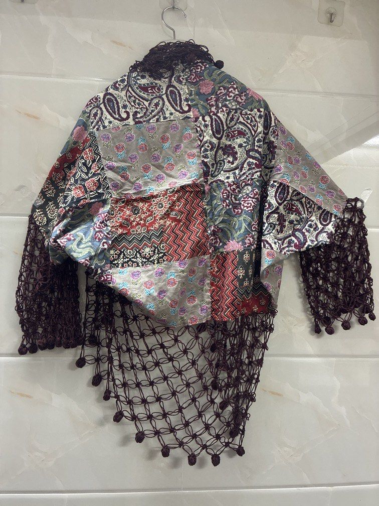 泰國民族手勾拼布外套 （分類：外套及戶外衣服）位於 Hong Kong。 由 tk_shop 提交（商品編號 1447247410，圖片 3）。簡介： 泰國民族拼布手勾外套放手袋當冷氣外套一流，任何時候適合穿着舒服執了身。