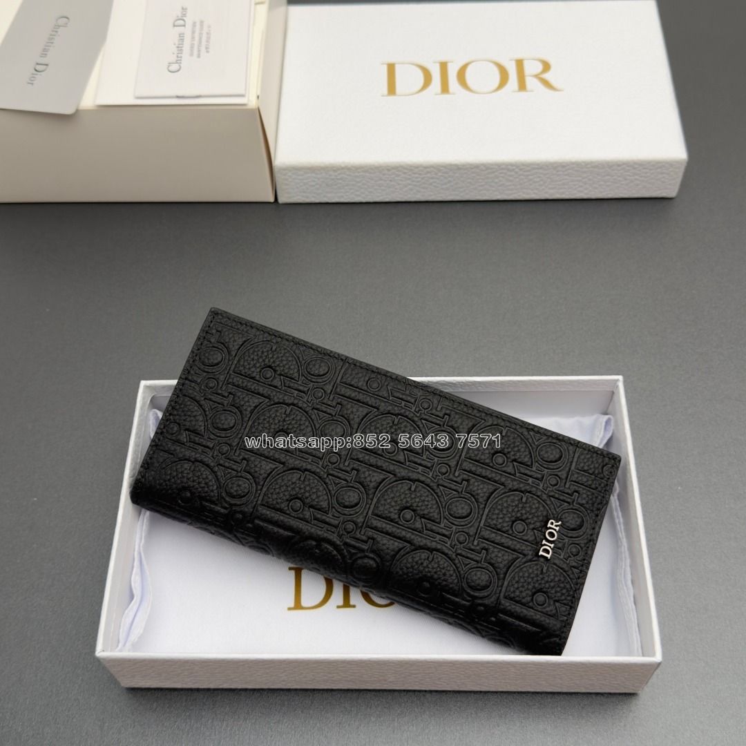 🎀順豐包郵 全新Christian Dior H 002 銀包 壓紋小牛皮｜Color 黑色｜Size w9xh18xd2 cm （分類：手袋及銀包）位於 Hong Kong。 由 lvy-yin 提交（商品編號 1447225247，圖片 3）。簡介： 所有貨品都係平行進口正品，保證真貨，唔怕買到假嘢。 📦 送貨方式： 一律用 順豐 寄貨，全港送到屋企／順豐站／智能櫃 3-5日左右就可以攞到～ 💰 付款方法： 支持 貨到付款（COD）、轉數快（FPS）、支付寶HK 💬 售後跟進： 有咩問題可以隨時 PM 我，會盡快回覆～。