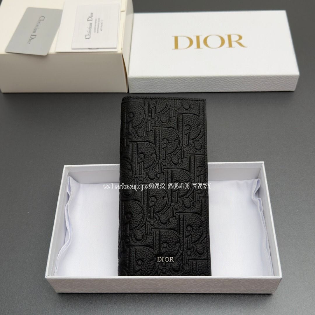 🎀順豐包郵 全新Christian Dior H 002 銀包 壓紋小牛皮｜Color 黑色｜Size w9xh18xd2 cm （分類：手袋及銀包）位於 Hong Kong。 由 lvy-yin 提交（商品編號 1447225247，圖片 1）。簡介： 所有貨品都係平行進口正品，保證真貨，唔怕買到假嘢。 📦 送貨方式： 一律用 順豐 寄貨，全港送到屋企／順豐站／智能櫃 3-5日左右就可以攞到～ 💰 付款方法： 支持 貨到付款（COD）、轉數快（FPS）、支付寶HK 💬 售後跟進： 有咩問題可以隨時 PM 我，會盡快回覆～。