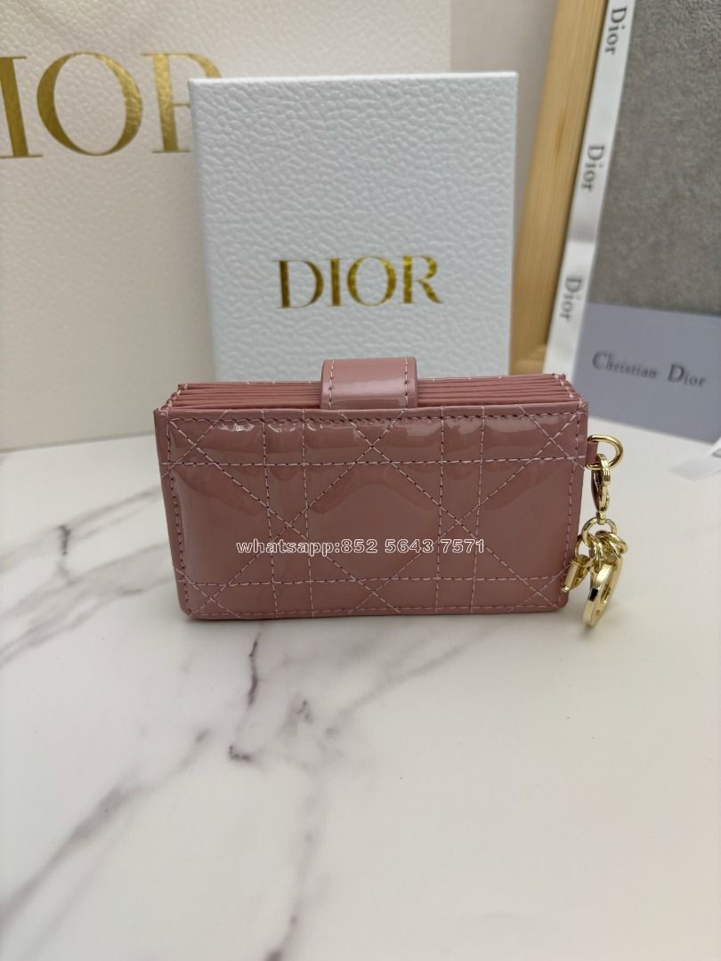 🎀順豐包郵 全新Dior S00740NMJ-M900-TU 銀包 漆皮｜Color 粉色｜Size 10.4×7×2 cm （分類：手袋及銀包）位於 Hong Kong。 由 lvy-yin 提交（商品編號 1447236505，圖片 3）。簡介： 所有貨品都係平行進口正品，保證真貨，唔怕買到假嘢。 📦 送貨方式： 一律用 順豐 寄貨，全港送到屋企／順豐站／智能櫃 3-5日左右就可以攞到～ 💰 付款方法： 支持 貨到付款（COD）、轉數快（FPS）、支付寶HK 💬 售後跟進： 有咩問題可以隨時 PM 我，會盡快回覆～。