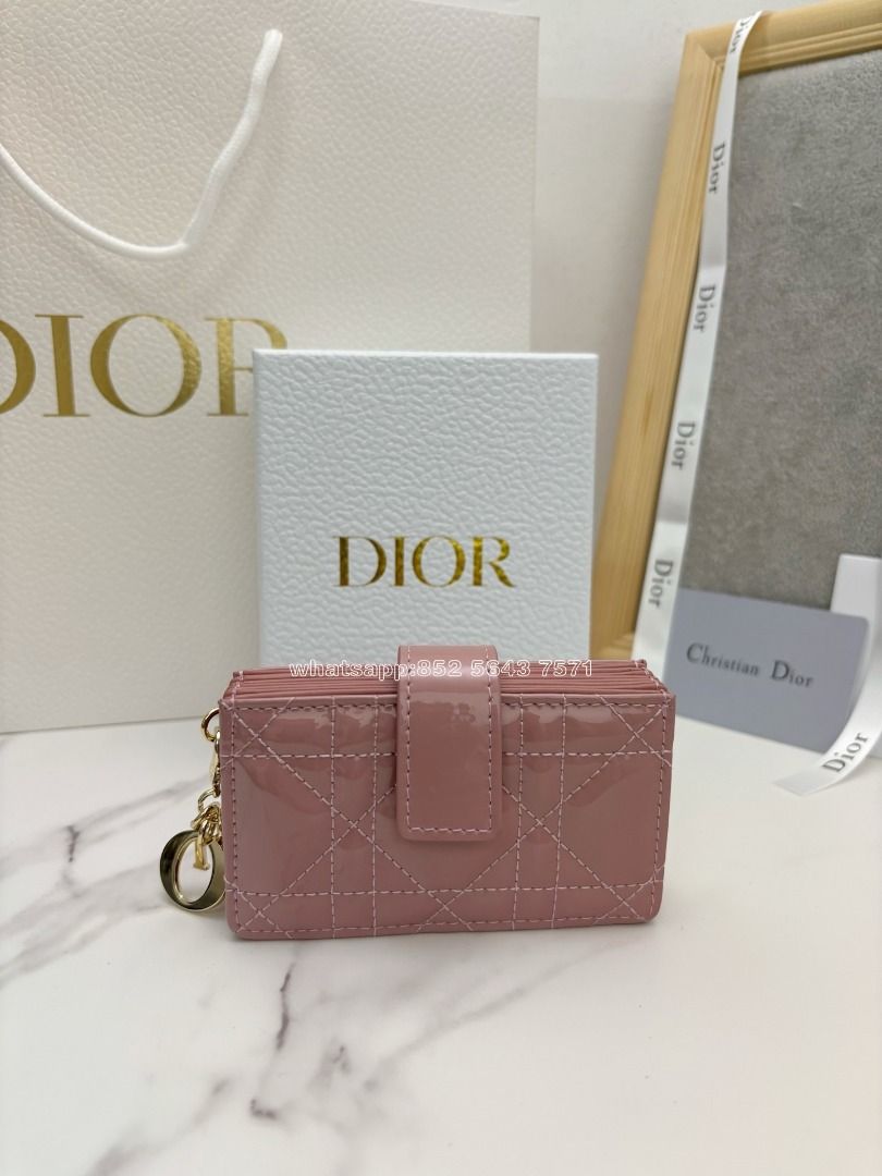 🎀順豐包郵 全新Dior S00740NMJ-M900-TU 銀包 漆皮｜Color 粉色｜Size 10.4×7×2 cm （分類：手袋及銀包）位於 Hong Kong。 由 lvy-yin 提交（商品編號 1447236505，圖片 1）。簡介： 所有貨品都係平行進口正品，保證真貨，唔怕買到假嘢。 📦 送貨方式： 一律用 順豐 寄貨，全港送到屋企／順豐站／智能櫃 3-5日左右就可以攞到～ 💰 付款方法： 支持 貨到付款（COD）、轉數快（FPS）、支付寶HK 💬 售後跟進： 有咩問題可以隨時 PM 我，會盡快回覆～。