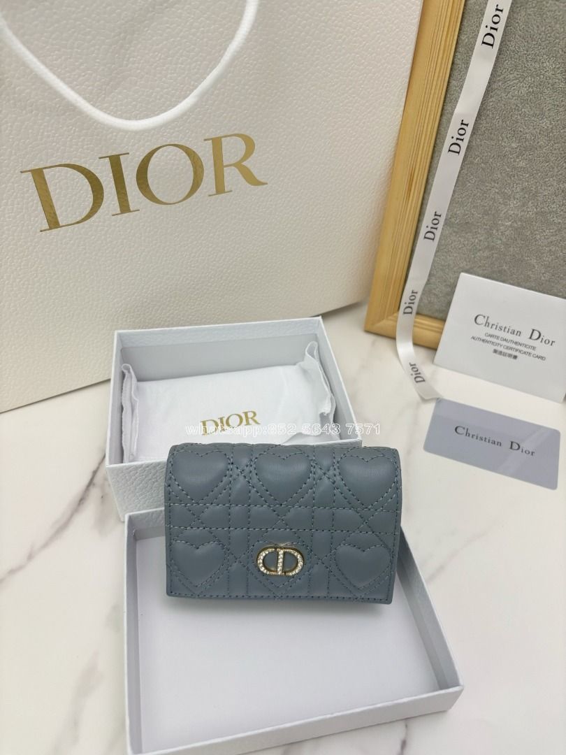 🎀順豐包郵 全新Dior S4206UHNN-M413 銀包 羊皮｜Color 灰藍色｜Size 长11 cm宽2.5 cm高7.5 cm （分類：手袋及銀包）位於 Hong Kong。 由 lvy-yin 提交（商品編號 1447244756，圖片 2）。簡介： 所有貨品都係平行進口正品，保證真貨，唔怕買到假嘢。 📦 送貨方式： 一律用 順豐 寄貨，全港送到屋企／順豐站／智能櫃 3-5日左右就可以攞到～ 💰 付款方法： 支持 貨到付款（COD）、轉數快（FPS）、支付寶HK 💬 售後跟進： 有咩問題可以隨時 PM 我，會盡快回覆～。