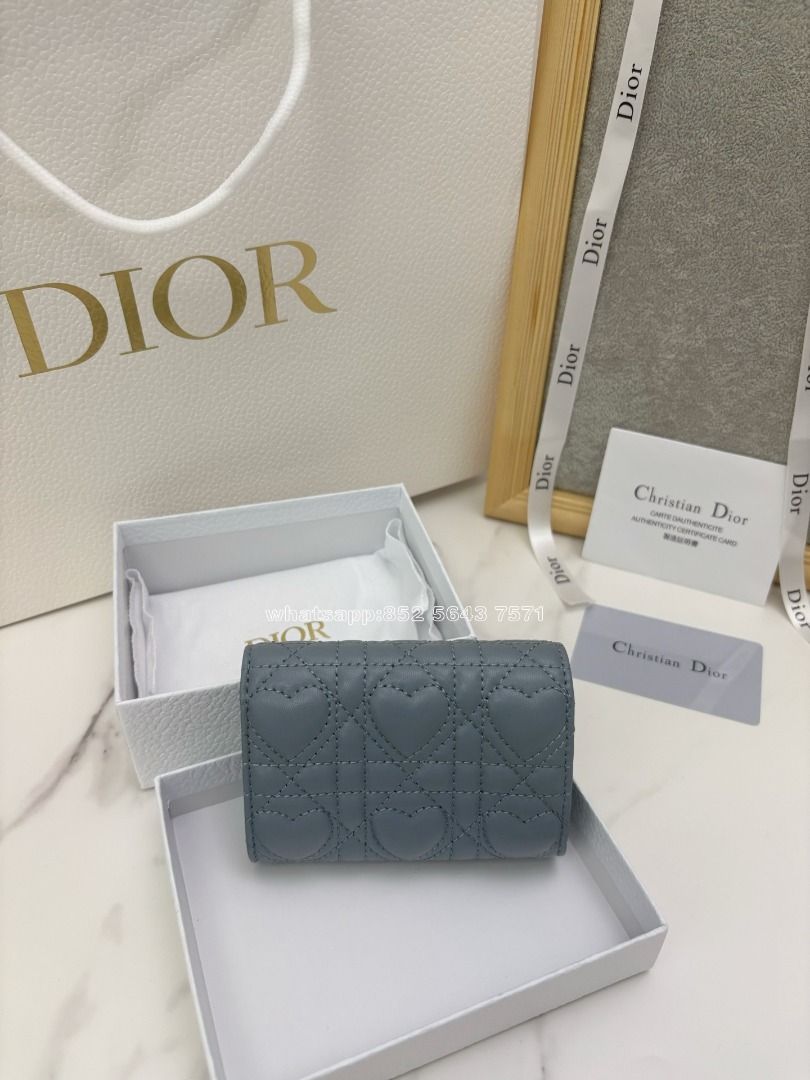 🎀順豐包郵 全新Dior S4206UHNN-M413 銀包 羊皮｜Color 灰藍色｜Size 长11 cm宽2.5 cm高7.5 cm （分類：手袋及銀包）位於 Hong Kong。 由 lvy-yin 提交（商品編號 1447244756，圖片 3）。簡介： 所有貨品都係平行進口正品，保證真貨，唔怕買到假嘢。 📦 送貨方式： 一律用 順豐 寄貨，全港送到屋企／順豐站／智能櫃 3-5日左右就可以攞到～ 💰 付款方法： 支持 貨到付款（COD）、轉數快（FPS）、支付寶HK 💬 售後跟進： 有咩問題可以隨時 PM 我，會盡快回覆～。