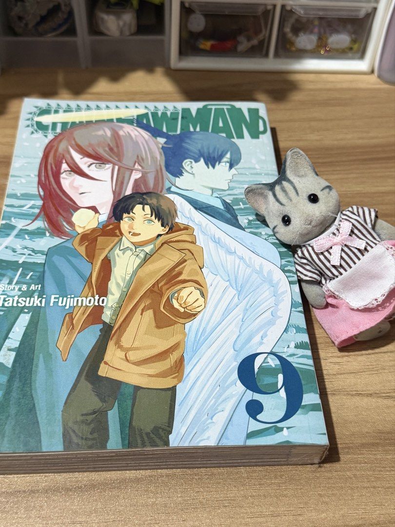 ⭐️ Mangas: Chainsaw Man #9 (Category: Comics & Manga) located in Taguig. Submitted by rayechord (Listing ID 1447248815, Image 1). Description: yes, i use the sylvanian cat for size reference 😊💐 🦭 title, language and type of manga: - Chainsaw Man #9 in ENGLISH from Shonen Jump - Bought from fully booked in 2022 - has evident foxing (check last 2 pictures). Rest assured i will do my best to disinfect and clean before shipping/meetup 😊⭐️.