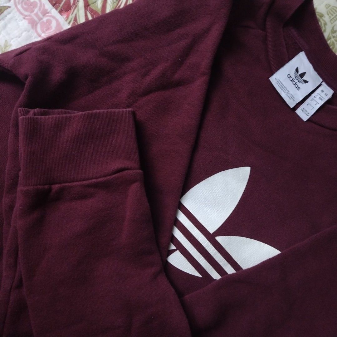 Adidas Trefoil Crew Sweatshirt Burgundy (Category: Hoodies) located in Kuala Lumpur. Submitted by va1579_6525 (Listing ID 1447130362, Image 2). Description: Salam sejahtera, mahu melepaskan adidas sweatshirt. Jarang pakai Kondisi 9/10 Siapa beli dia memang handsome boy Pit 22, labuh - 25.