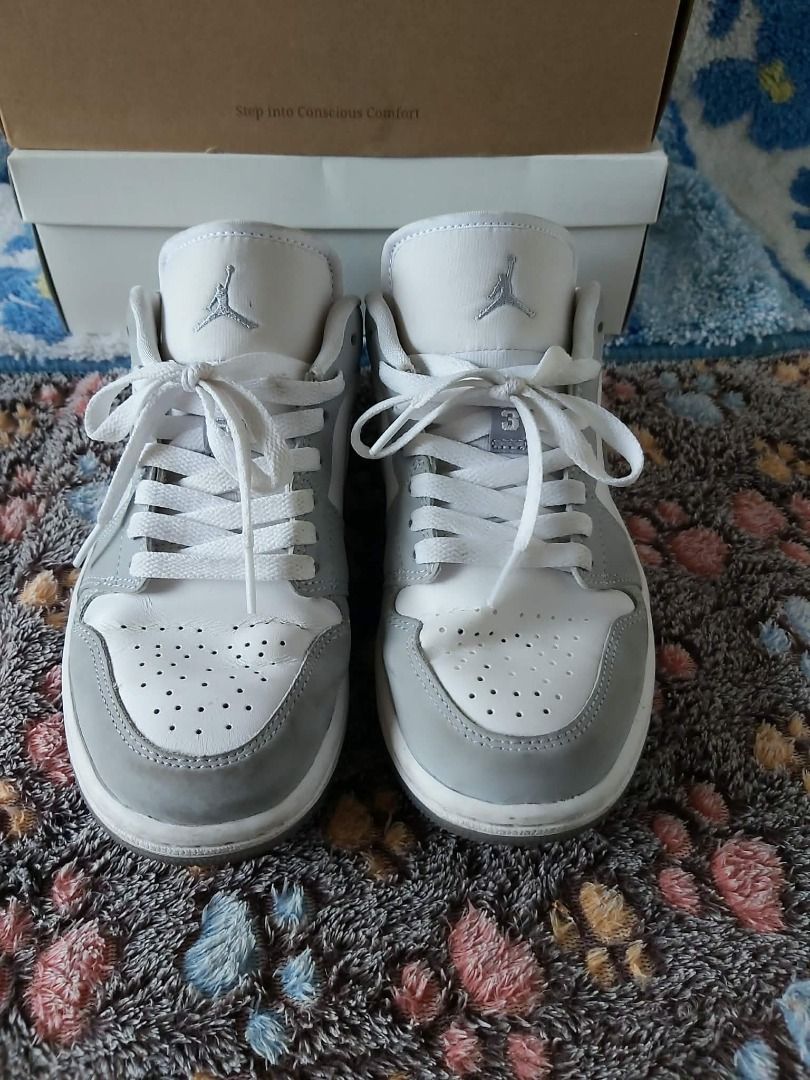 Air Jordan 1 Mid SE Grey White (Category: Sneakers) located in San Leonardo. Submitted by burgossanleonardo.12345 (Listing ID 1447110726, Image 1). Description: - Authentic Air Jordan 1 Mid SE - Colorway: Grey and White - Size: 6.5 US Men's - Condition: Clean, pre-owned - no Original box.