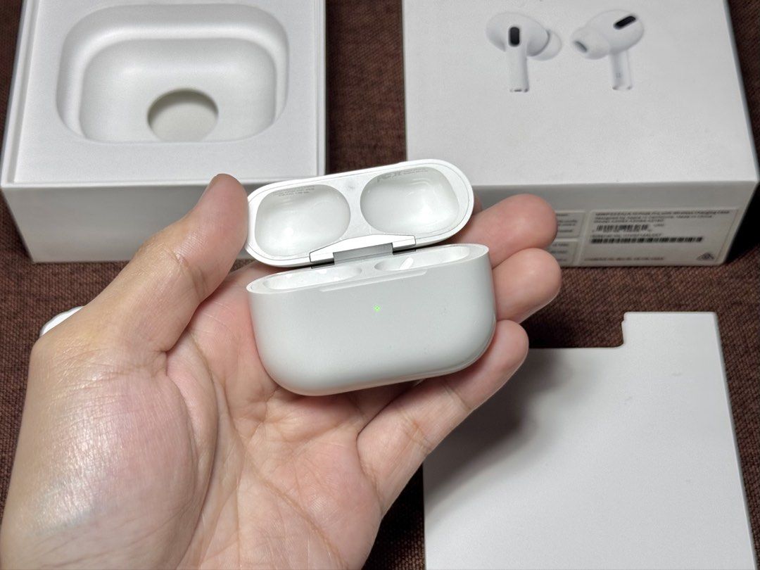Airpods PRO 1 CHARGING CASE ONLY (Category: Earphones) located in Manila. Submitted by prelovedbyporttt (Listing ID 1447154056, Image 1). Description: Airpods PRO 1 CHARGING CASE ONLY 🔗PERSONAL WARRANTY: 1 MONTH (Valid as long as the item hasn’t been dropped or exposed to water) • 100% No hidden defects • 100% Battery health is in great condition • 100% Fully functional • 100% Original item (feel free to check my transaction post on my page for 