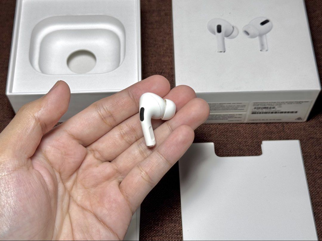 Airpods PRO 1 RIGHT POD ONLY (Category: Earphones) located in Manila. Submitted by prelovedbyporttt (Listing ID 1447153637, Image 3). Description: Airpods PRO 1 RIGHT POD ONLY 🔗PERSONAL WARRANTY: 1 MONTH (Valid as long as the item hasn’t been dropped or exposed to water) • 100% No hidden defects • 100% Battery health is in great condition • 100% Fully functional • 100% Original item (feel free to check my transaction post on my page for proof of
