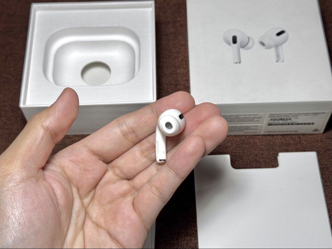 Airpods PRO 1 RIGHT POD ONLY (Category: Earphones) located in Manila. Submitted by prelovedbyporttt (Listing ID 1447153637, Image 2). Description: Airpods PRO 1 RIGHT POD ONLY 🔗PERSONAL WARRANTY: 1 MONTH (Valid as long as the item hasn’t been dropped or exposed to water) • 100% No hidden defects • 100% Battery health is in great condition • 100% Fully functional • 100% Original item (feel free to check my transaction post on my page for proof of