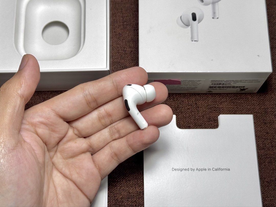 Airpods Pro 2 RIGHT POD LIGHTNING (Category: Earphones) located in Manila. Submitted by prelovedbyporttt (Listing ID 1447149870, Image 2). Description: Airpods Pro 2 RIGHT POD LIGHTNING 🔗PERSONAL WARRANTY: 1 MONTH (Valid as long as the item hasn’t been dropped or exposed to water) • 100% No hidden defects • 100% Battery health is in great condition • 100% Fully functional • 100% Original item (feel free to check my transaction post on my page fo