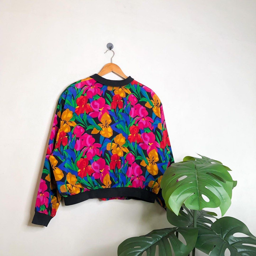 Alia Sports | Windbreaker. (Category: Coats, Jackets and Outerwear) located in Manila. Submitted by bypiecesandstories (Listing ID 1447244697, Image 2). Description: Al*a Sports | Windbreaker. Price — 599 php only 💛 Can Fit — Small to Large Dimensions — W 27" L 24" Love this windbreaker! Super nice vibrant looking jacket.. fit is super nice, giving you that 90's vibe + the colorful print! Will definitely give your fit a pop. Solid piece to have,