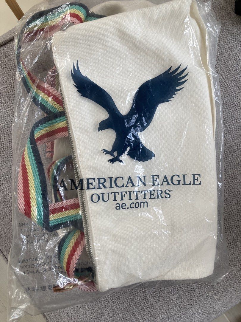 American Eagle Canvas Backpack （分類：手袋及銀包）位於 Hong Kong。 由 kay_greene.us 提交（商品編號 1447119650，圖片 1）。簡介： Open but never used. Has two front pockets, one main compartment and a slip pocket inside the main compartment. Great for everyday travel. 。