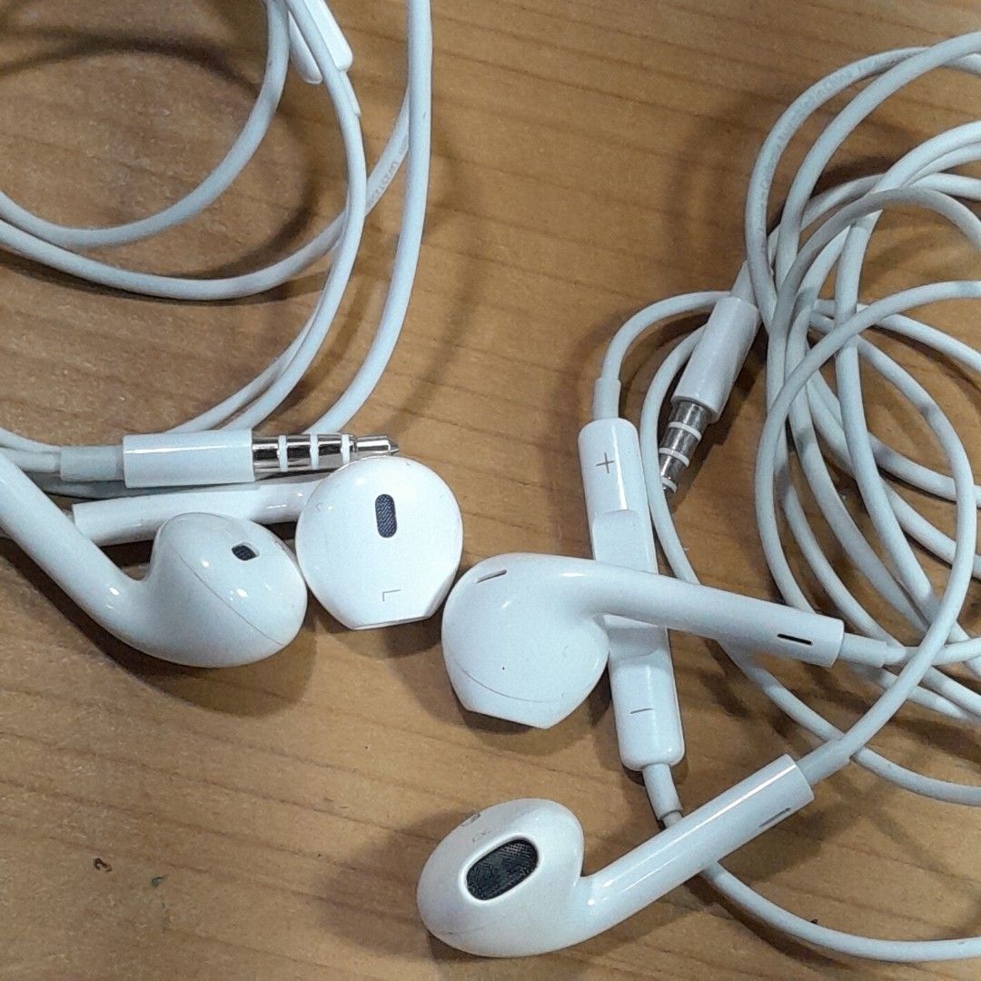 Apple Headset (Category: Headphones & Headsets) located in Las Pinas. Submitted by 84vintage (Listing ID 1447245912, Image 2). Description: Selling Php 850.00 each. Apple EarPods with a 3.5 mm headphone plug, featuring a distinct geometry-based design for comfort. Includes a built-in microphone and volume control remote..