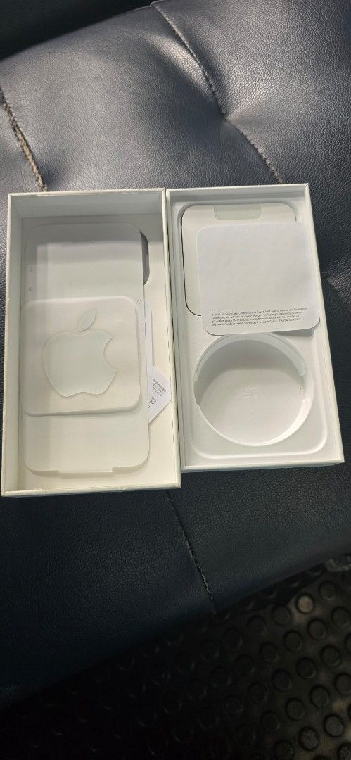 Apple iPhone Box with Inserts498294910543482881