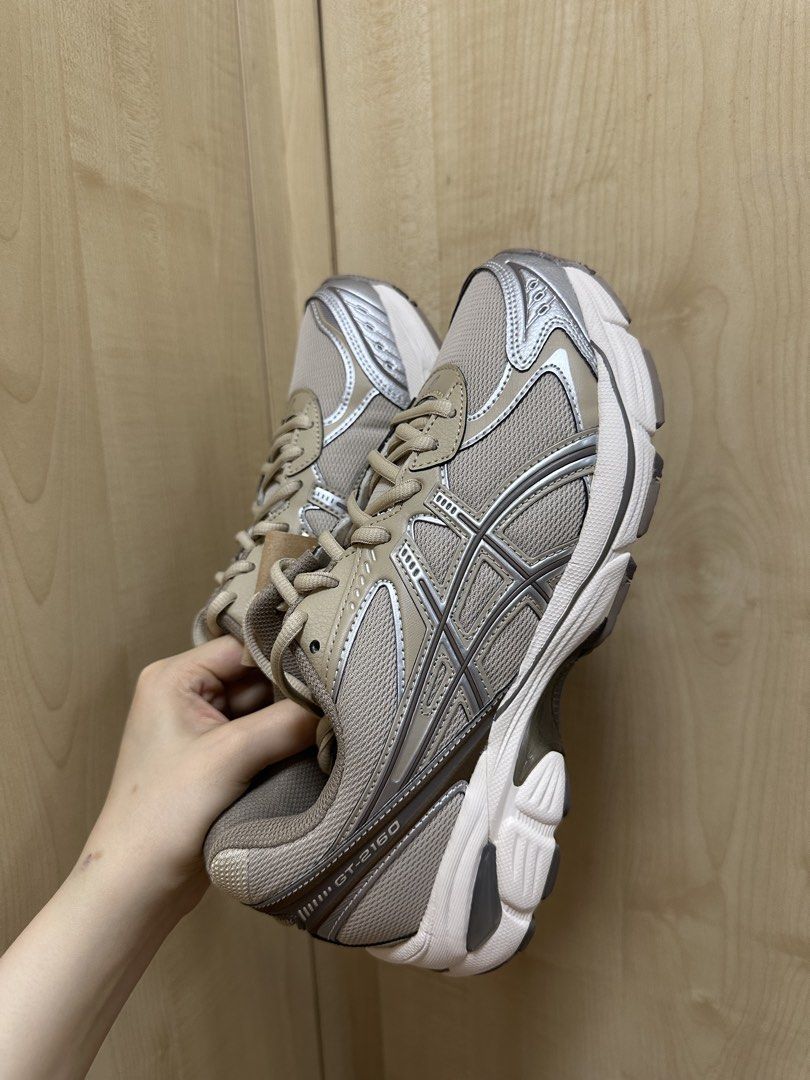 ASICS GT-2160 Feather Grey/Brown Storm (Category: Sneakers) located in Quezon City. Submitted by favesforless (Listing ID 1447210141, Image 2). Description: Brand New. Never used. Bought from asics website. With receipt. With box (but folded) Men’s size US 7 // Women’s Size US 8.5 I am female true to size US 7 and this fits just fine with slightly think ankle socks Guaranteed authentic or money back (i dont sell fake, check my reviews here on car