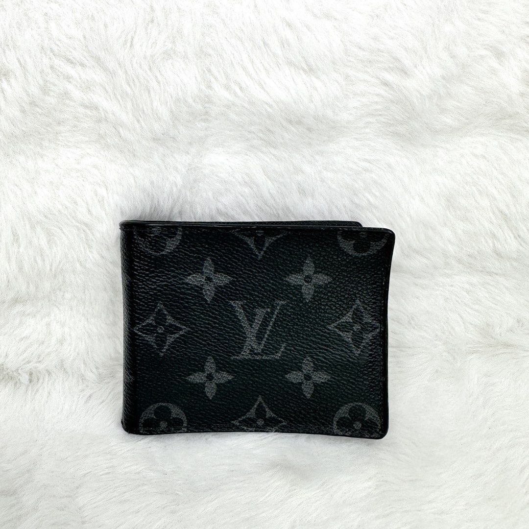 Authentic LV Monogram Eclipse Money Clip Wallet (Category: Bags & Wallets) located in Kuching. Submitted by jhypelux (Listing ID 1447200754, Image 1). Description: LV Monogram Eclipse Money Clip Wallet Size : - 🌟 RM 1️⃣1️⃣8️⃣0️⃣ ✨ 9/10 condition like new 💯 ✅ All items are verified authentic. SKU:.