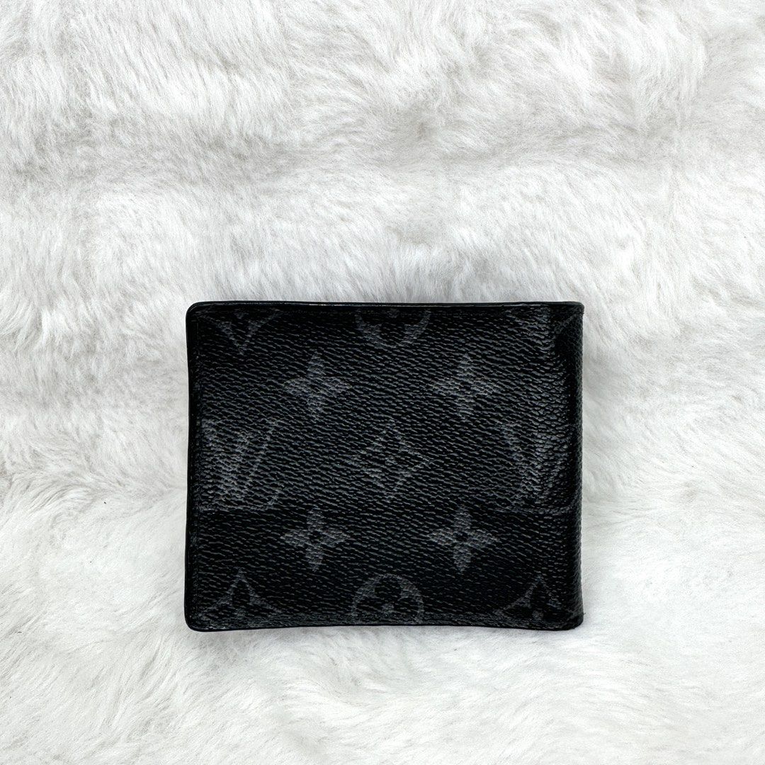 Authentic LV Monogram Eclipse Money Clip Wallet (Category: Bags & Wallets) located in Kuching. Submitted by jhypelux (Listing ID 1447200754, Image 2). Description: LV Monogram Eclipse Money Clip Wallet Size : - 🌟 RM 1️⃣1️⃣8️⃣0️⃣ ✨ 9/10 condition like new 💯 ✅ All items are verified authentic. SKU:.