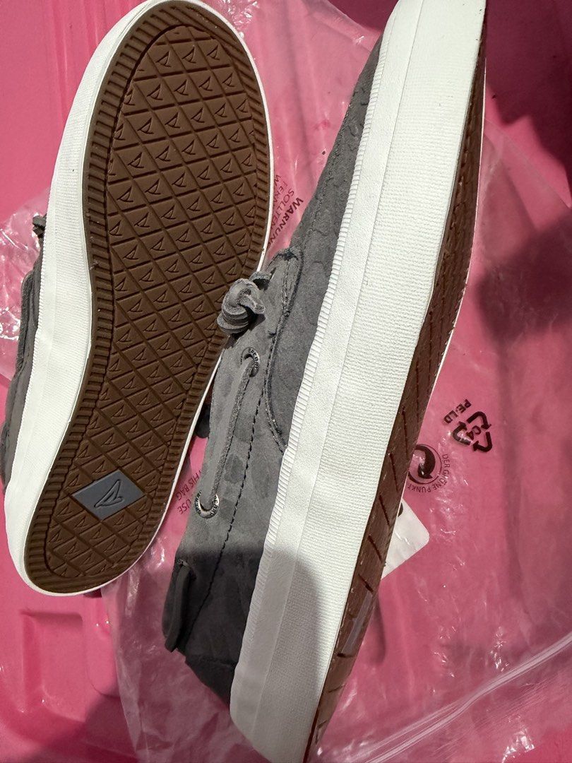 Authentic Sperry Gray Leopard Print Boat Shoes (24.5cm) (Category: Loafers) located in Muntinlupa City. Submitted by kymzel (Listing ID 1447261152, Image 2). Description: Color: Gray (Leopard print) Size: US Women 7.5 (24.5cm) Condition: Brand new (no box / tag) RFS: Wrong size for me.