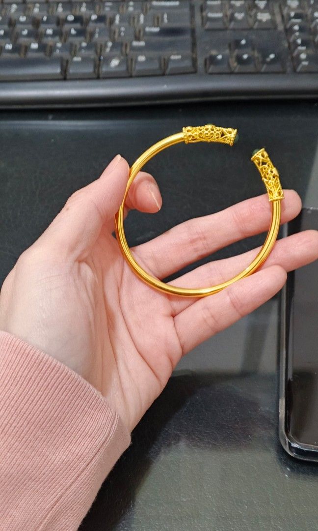 Bangle Giok (Kategori: Aksesoris Wanita) berada di Jakarta Barat. Dikirim oleh lulu050280 (ID iklan 1447131518, Gambar 2). Deskripsi: Cakep Banget ya model ratu2 kerjaan dulu. klasik banget modelnya bahan tembaga lapis emas bahan padet berat ya. Masih baru beli di LN.
