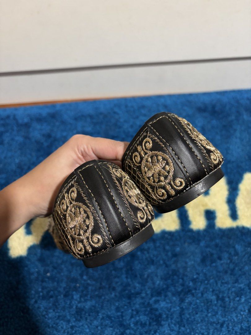 Beaded Flats (Category: Flats & Sandals) located in Las Pinas. Submitted by thisoldattic (Listing ID 1447222402, Image 3). Description: 🌺 Size 5 US Womens 🌺 Handmade in India 🌺Beautifully embellished juttis in cream and gold. 🌺Features intricate beadwork and sequin patterns .