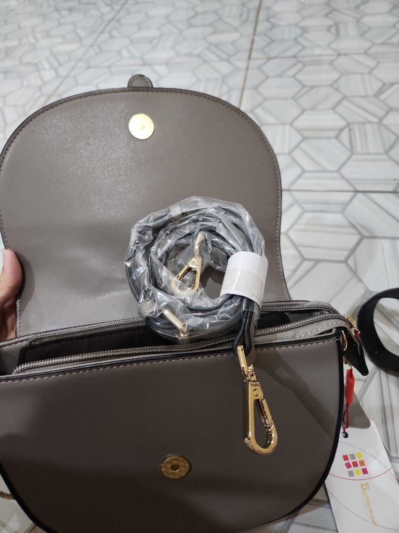 Bellezza (Kategori: Tas & Dompet Wanita) berada di Jakarta Pusat. Dikirim oleh preloved_byme.a18 (ID iklan 1447269040, Gambar 3). Deskripsi: tas baru blm prnh di pakai nego tipis cht ! smua mulus ori bellezza bisa oyen cht.