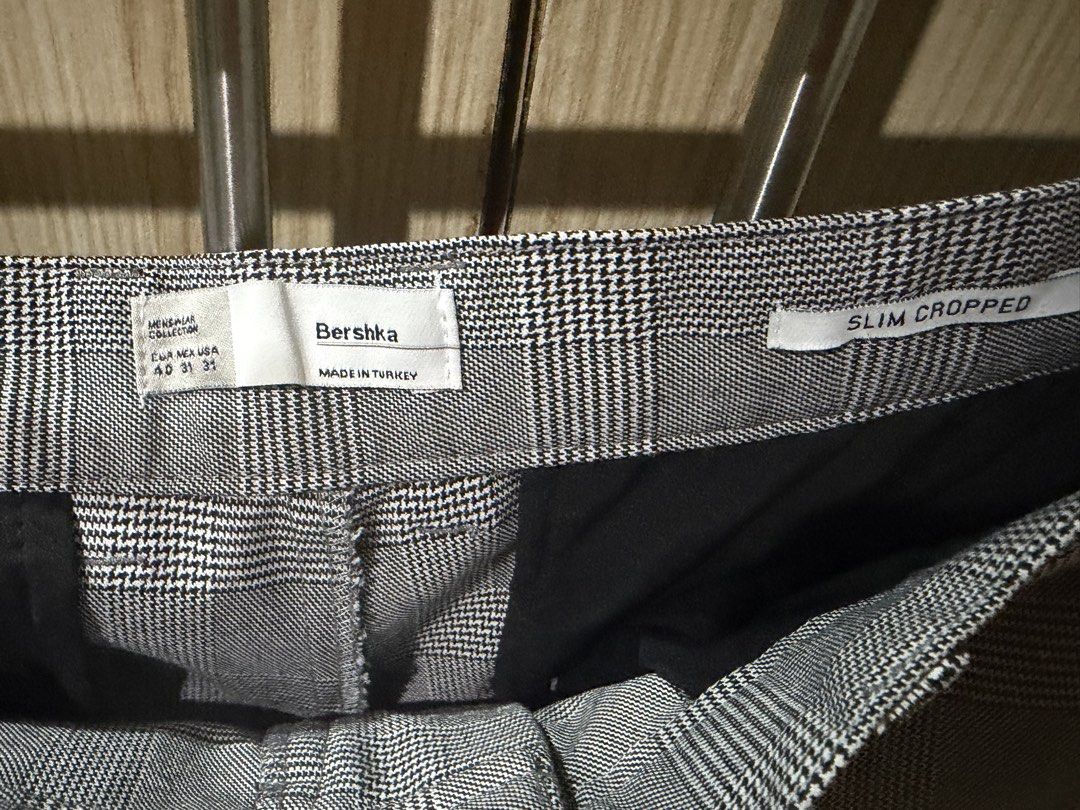 Bershka Slim Cropped Plaid Pants (Category: Jeans) located in Manila. Submitted by ejshop82 (Listing ID 1447212370, Image 3). Description: - Grey plaid pants from Bershka - Slim cropped fit - Made in Turkey - Versatile for casual and smart-casual outfits - Easy to pair with various tops - Refer to label for exact size Size: eur 40/ usa 31 Unisex.