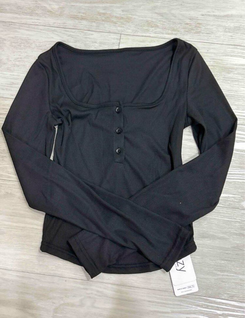 Black long sleeve cropped top with button detail (Category: Longsleeves) located in Silang. Submitted by declutterswuni (Listing ID 1447205599, Image 2). Description: - Black long sleeve cropped top - Scoop neckline with three front buttons - Ribbed texture - Very flattering fit - Pairs perfectly with high-waisted jeans.