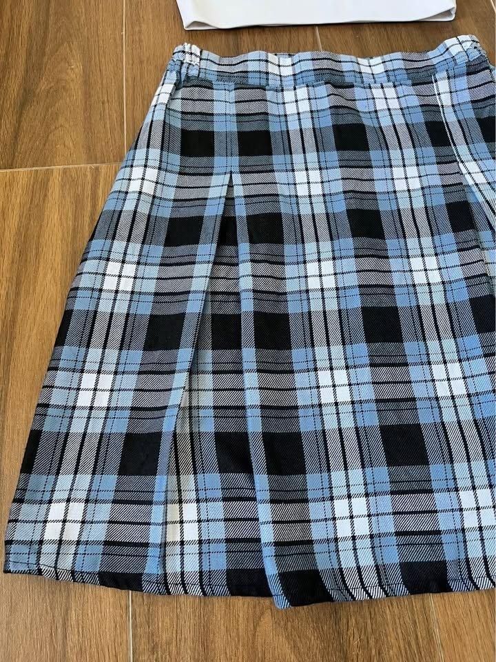 BLUE PLAID PLEATED CHECKERED SKIRT (Category: Skirts) located in Davao. Submitted by rewearclub.dvo (Listing ID 1447193931, Image 2). Description: Small to semi medium Waist 26" - 27" Length 18" .