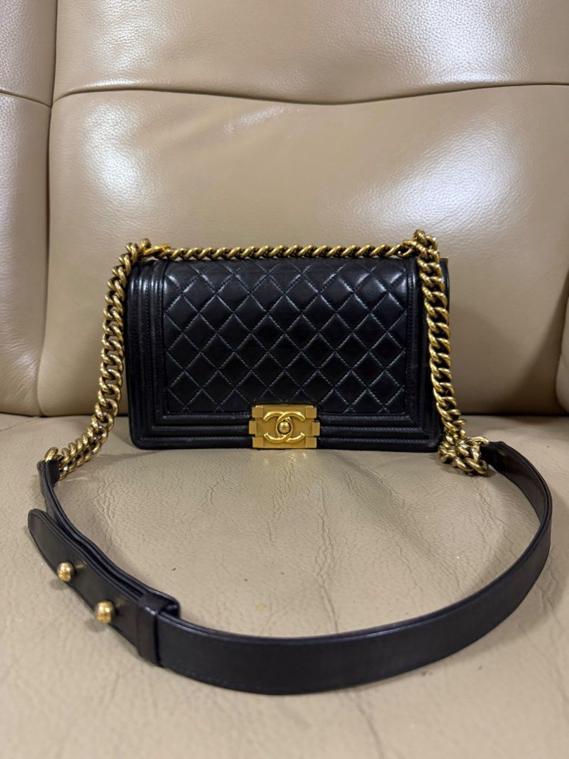 Boy Chanel （分類：手袋及銀包）位於 Hong Kong。 由 8xx8kaws8xx8 提交（商品編號 1447265410，圖片 1）。簡介： 舊版 Boy Chanel 黑色 淨袋 冇單冇盒冇卡 袋入面貼紙已甩 適合粗用 太子 mtr 交收。