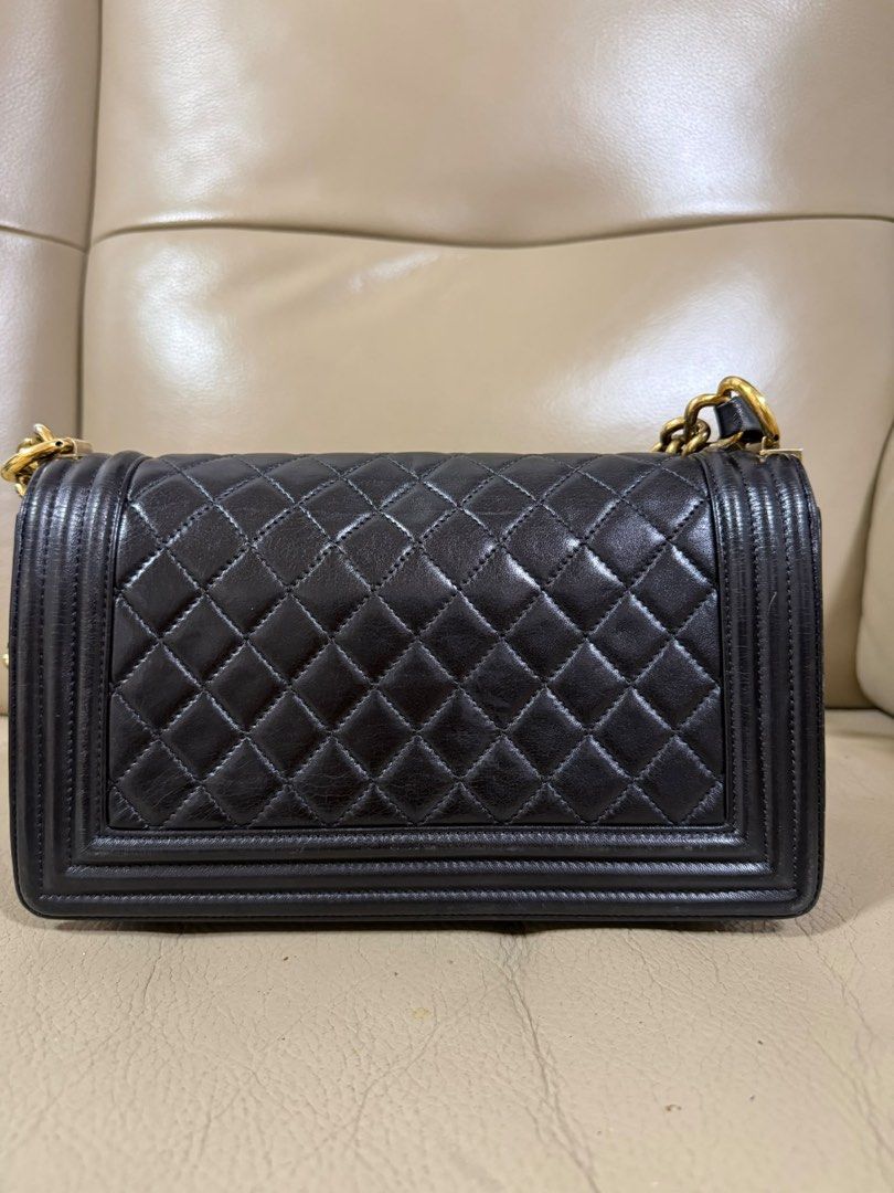 Boy Chanel （分類：手袋及銀包）位於 Hong Kong。 由 8xx8kaws8xx8 提交（商品編號 1447265410，圖片 2）。簡介： 舊版 Boy Chanel 黑色 淨袋 冇單冇盒冇卡 袋入面貼紙已甩 適合粗用 太子 mtr 交收。
