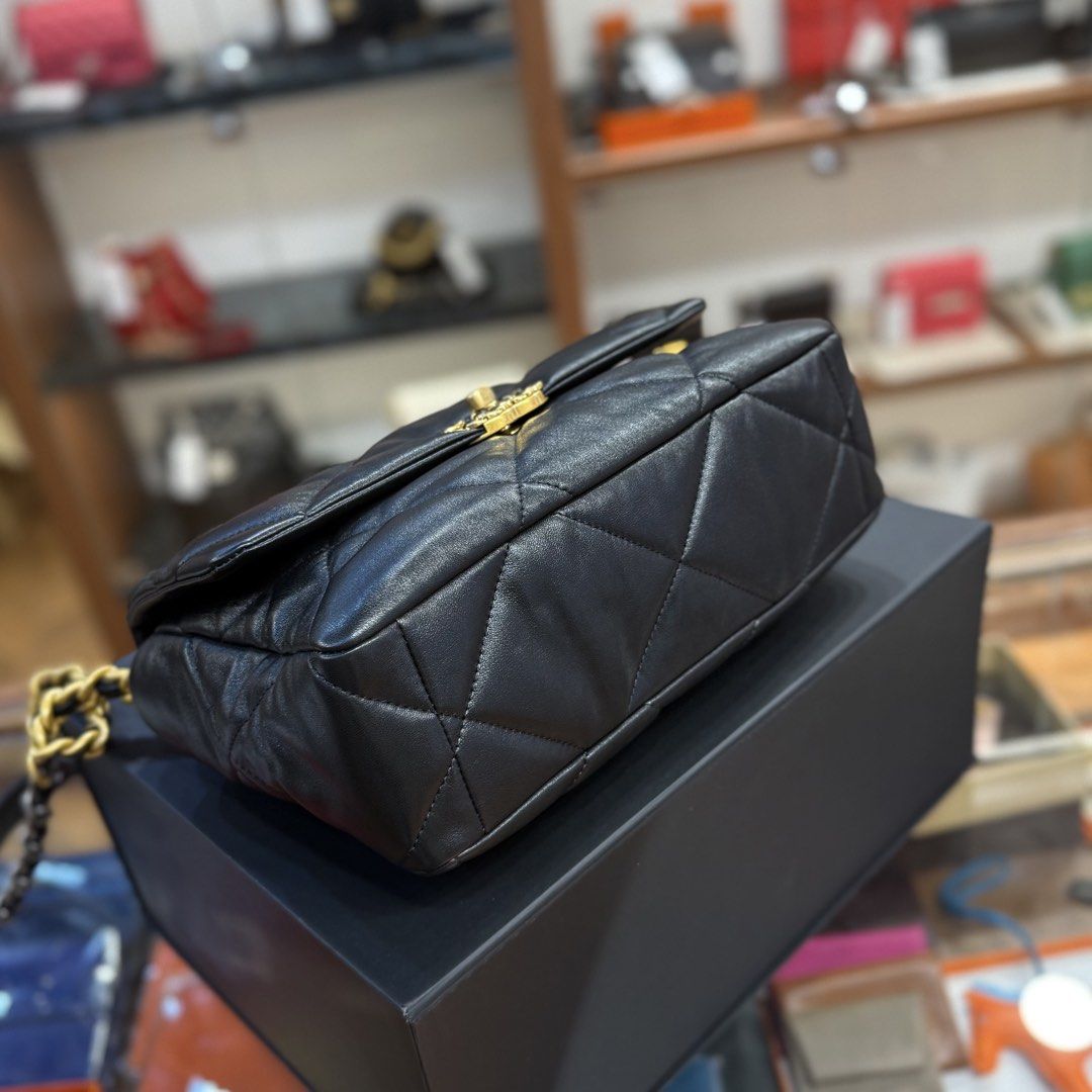 本週限時💎Brand New Chanel 19 Medium Lamskin 黑色羊皮中號復古扣 #晶片 #香奈兒 （分類：手袋及銀包）位於 Hong Kong。 由 pandabag 提交（商品編號 1447188247，圖片 3）。簡介： 【CONDITION】 : BRAND NEW 【STAMP 】: CHIP 【ACCESSORIES】 ： DUST BAG / BOX 【SIZE】：L30cm x H 16.5cm x W 8.5cm STRAP : 101CM。