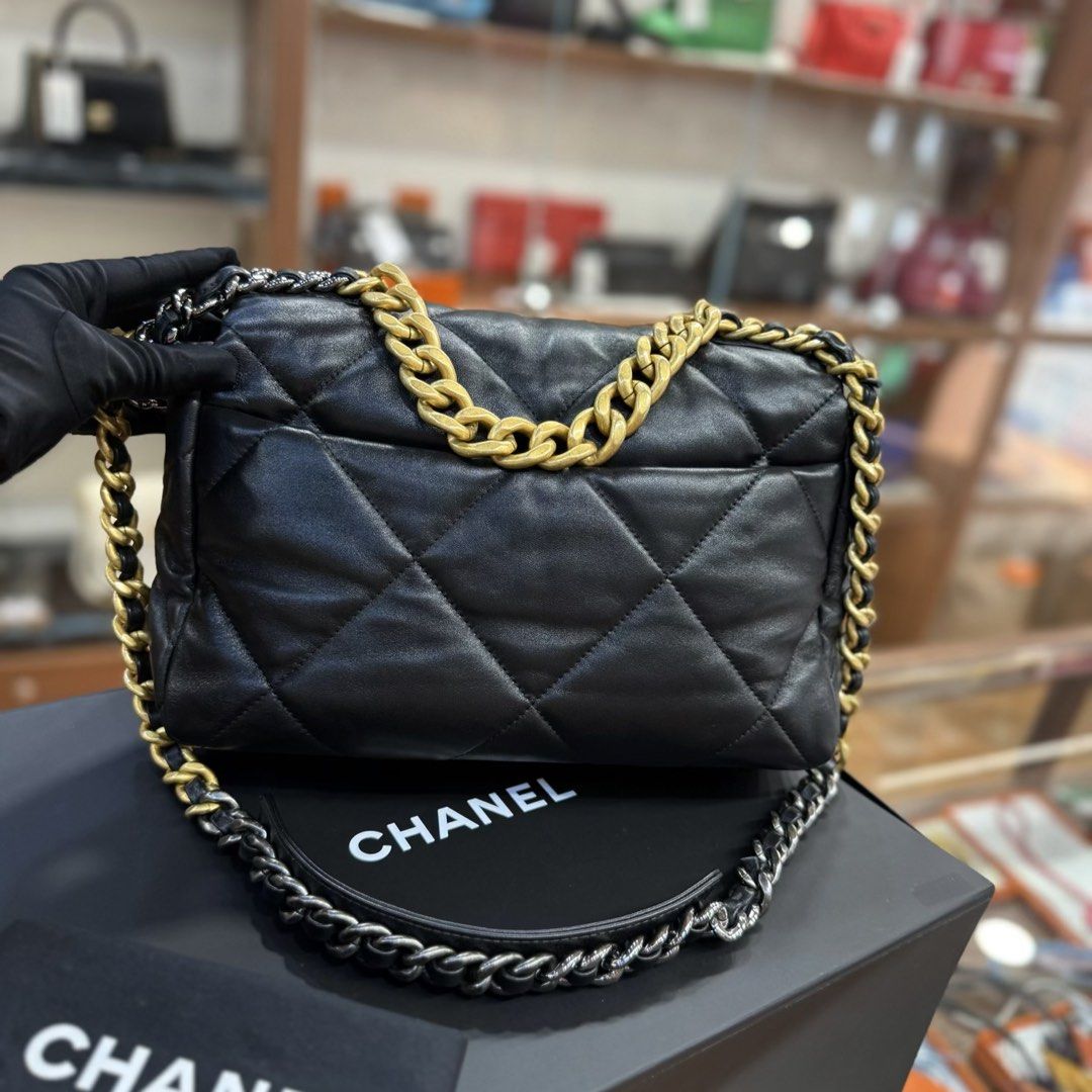 本週限時💎Brand New Chanel 19 Medium Lamskin 黑色羊皮中號復古扣 #晶片 #香奈兒 （分類：手袋及銀包）位於 Hong Kong。 由 pandabag 提交（商品編號 1447188247，圖片 2）。簡介： 【CONDITION】 : BRAND NEW 【STAMP 】: CHIP 【ACCESSORIES】 ： DUST BAG / BOX 【SIZE】：L30cm x H 16.5cm x W 8.5cm STRAP : 101CM。
